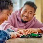 LEGO Speed Champions Carro de Corrida Aston Martin Aramco F1® AMR24 Idades 10+ 269 Peças Item 77245